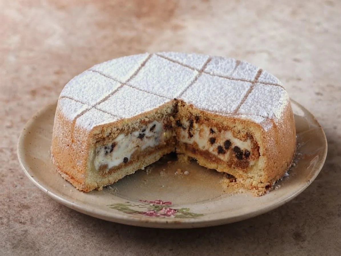 Cassata al forno con una fetta tagliata