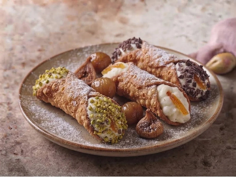 Cannoli siciliani ripieni di ricotta su un piatto